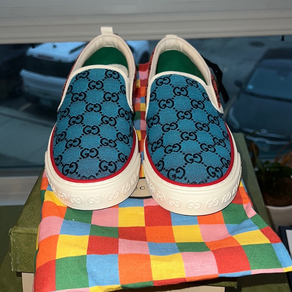 Gucci Sneaker Fabric, Gucci men size 8, Fits US Men size 9, US women size 10.